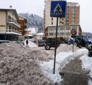 Ruspe e trattori all'opera per togliere l'enorme quantità di neve caduta in questi giorni (Foto Marisa Marazzi)