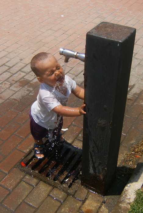 Iker e la fontana-giochi d'acqua foto n. 1